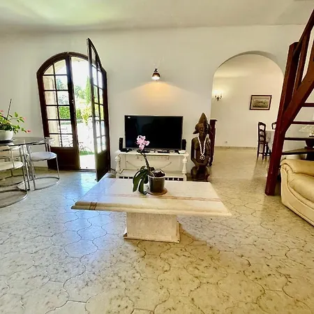 Maison De Mireille Et Bernard Holiday home *
